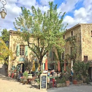 Restaurant - Le petit café - Oppède le vieux - La Bastide des Songes - Chambres d'hôtes Luberon - Vaucluse - Luberon - Cavaillon - Avignon