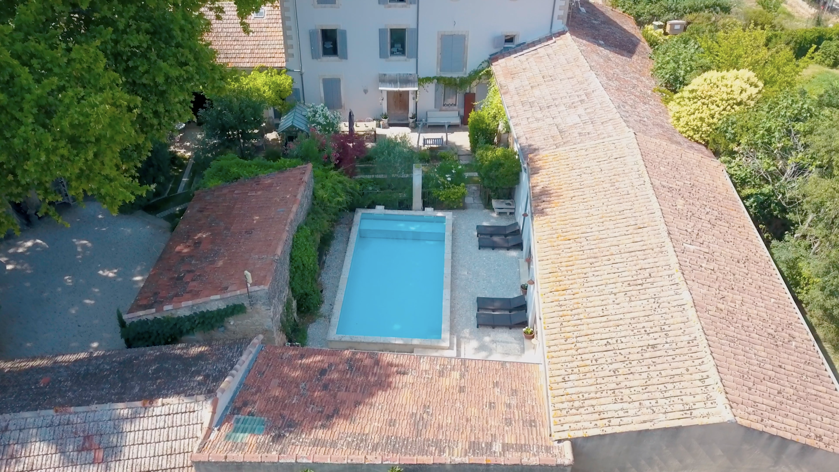 la bastide des songes - chambre hotes - luberon - provence - gordes - roussillon - isle sur sorgue - vue drone piscine et façade